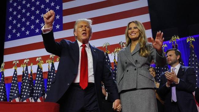 Donald Trump dan istrinya Melania usai klaim kemenangan di Pilpres AS 2024. (Foto: REUTERS/Brian Snyder)