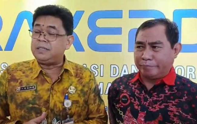Kepala Dinas Kominfo Kalsel Muhamad Muslim (kiri) dan Ketua PWI Kalsel, Zainal Helmie