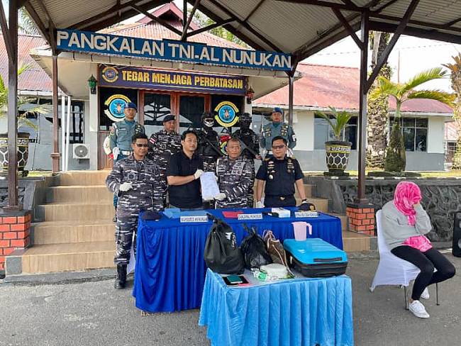 Suasana Konferensi Pers Lanal Nunukan atas pengungkapan penyelundupan sabu oleh seorang wanita inisial S (37) asal Banjarmasin di Sebatik, Sabtu (2/11/2024) lalu. (Asrin/KoranKaltara)

