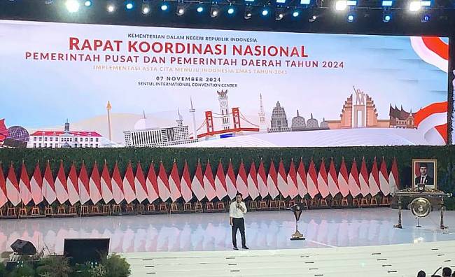 Wakil Presiden (Wapres) Gibran Rakabuming Raka menutup Rapat Koordinasi Nasional (Rakornas) Penyelenggaraan Pemerintahan Daerah (Garpemda) Tahun 2024, di Sentul International Convention Center (SICC) Bogor, Jawa Barat, Kamis (7/11/2024). (Okezone/Binti Mufarida)
