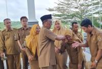elepas apel itu, Paman Birin menyempatkan bersalaman dengan semua ASN dan karyawan/karyawati., Senin (11/11/2024) (SuarIndonesia/Ist)
