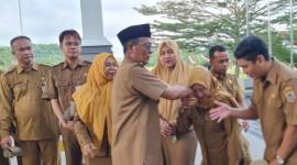 elepas apel itu, Paman Birin menyempatkan bersalaman dengan semua ASN dan karyawan/karyawati., Senin (11/11/2024) (SuarIndonesia/Ist)