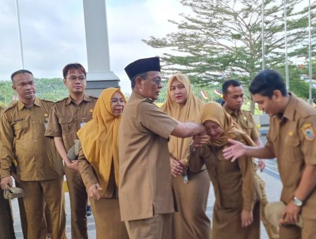 elepas apel itu, Paman Birin menyempatkan bersalaman dengan semua ASN dan karyawan/karyawati., Senin (11/11/2024) (SuarIndonesia/Ist)