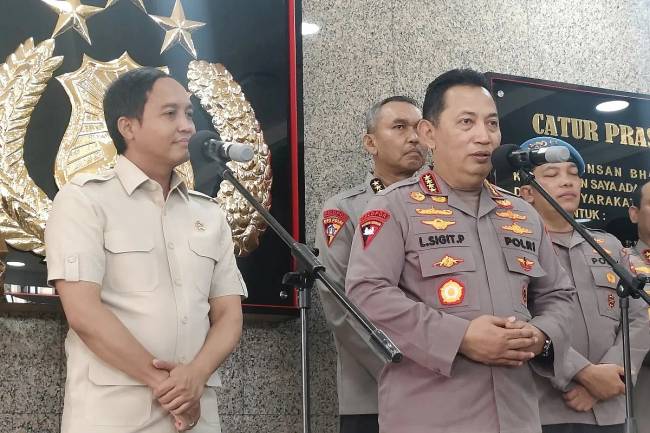 Kapolri Jenderal Pol Listyo Sigit Prabowo (kanan) bersama Menteri Kehutanan Raja Juli Antoni (kiri) memberi pernyataan pers di Jakarta, Senin (4/11/2024). (ANTARA/Nadia Putri Rahmani)