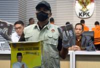 Petugas menunjukkan barang bukti sejumlah uang disaksikan Wakil Ketua KPK Nurul Ghufron (kanan) dan Direktur Penyidikan KPK Brigjen Pol. Asep Guntur Rahayu (kiri) dalam konferensi pers penahanan enam tersangka OTT di Kalimantan Selatan, di Gedung Merah Putih KPK, Jakarta, Selasa (8/10/2024). (ANTARA FOTO/Indrianto Eko Suwarso/foc)
