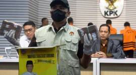 Petugas menunjukkan barang bukti sejumlah uang disaksikan Wakil Ketua KPK Nurul Ghufron (kanan) dan Direktur Penyidikan KPK Brigjen Pol. Asep Guntur Rahayu (kiri) dalam konferensi pers penahanan enam tersangka OTT di Kalimantan Selatan, di Gedung Merah Putih KPK, Jakarta, Selasa (8/10/2024). (ANTARA FOTO/Indrianto Eko Suwarso/foc)