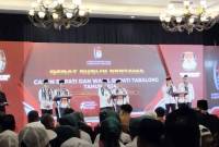 Tiga Paslon Bupati dan Wakil Bupati Tabalong mengikuti debat publik pertama di Aston Tanjung, Rabu (6/11/2024) malam. (ANTARA/Herlina Lasmianti)
