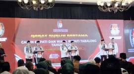 Tiga Paslon Bupati dan Wakil Bupati Tabalong mengikuti debat publik pertama di Aston Tanjung, Rabu (6/11/2024) malam. (ANTARA/Herlina Lasmianti)
