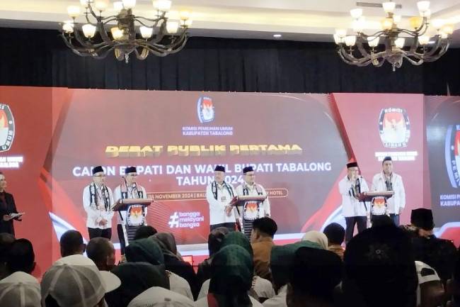Tiga Paslon Bupati dan Wakil Bupati Tabalong mengikuti debat publik pertama di Aston Tanjung, Rabu (6/11/2024) malam. (ANTARA/Herlina Lasmianti)

