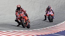 Francesco Bagnaia mengalahkan Jorge Martin di practice MotoGP Malaysia 2024 di Sirkuit Sepang, Jumat (1/11/2024). (REUTERS/Leonhard Foeger)
