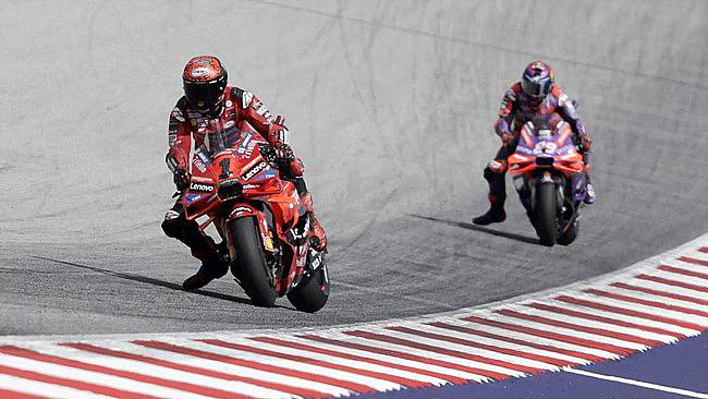 Francesco Bagnaia mengalahkan Jorge Martin di practice MotoGP Malaysia 2024 di Sirkuit Sepang, Jumat (1/11/2024). (REUTERS/Leonhard Foeger)