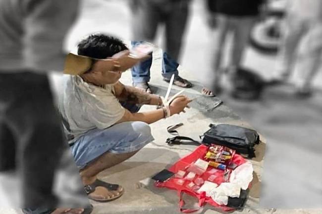 
Terduga pelaku pada saat berhasil diamankan tim Direktorat Resnarkoba Polda Kalimantan Tengah, di Jalan Temanggung Tilung, Kota Palangka Raya, Senin (11/11/2024) lalu. (ANTARA/HO-Humas Polda Kalteng)