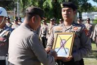 Kapolresta Palangka Raya Kombes Pol Boy Herlambang melakukan prosesi upacara PTDH terhadap Bripda Wahyu Jaya Kusuma di Mapolresta setempat, Selasa (5/11/2024). (ANTARA/Humas Polresta Palangka Raya)