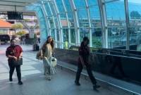 Pengacara asal Brasil, AGA (37), dideportasi petugas Rudenim Denpasar via Bandara Internasional I Gusti Ngurah Rai, Kamis (28/11/2024) akibat menjadi PSK di Bali. (Dok. Kanwil Kemenkumham Bali)