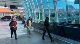 Pengacara asal Brasil, AGA (37), dideportasi petugas Rudenim Denpasar via Bandara Internasional I Gusti Ngurah Rai, Kamis (28/11/2024) akibat menjadi PSK di Bali. (Dok. Kanwil Kemenkumham Bali)