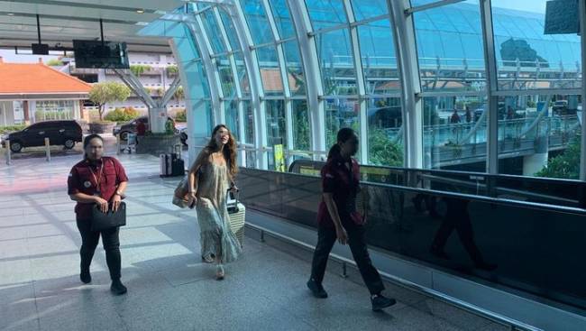 Pengacara asal Brasil, AGA (37), dideportasi petugas Rudenim Denpasar via Bandara Internasional I Gusti Ngurah Rai, Kamis (28/11/2024) akibat menjadi PSK di Bali. (Dok. Kanwil Kemenkumham Bali)