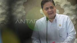 Menteri Koordinator (Menko) Bidang Perekonomian Airlangga Hartarto menyampaikan keterangan pers terkait pertumbuhan ekonomi Indonesia pada kuartal III-2024, di Kantor Kemeko Perekonomian, Jakarta, Selasa (5/11/2024). (ANTARA FOTO/Fauzan/nym)