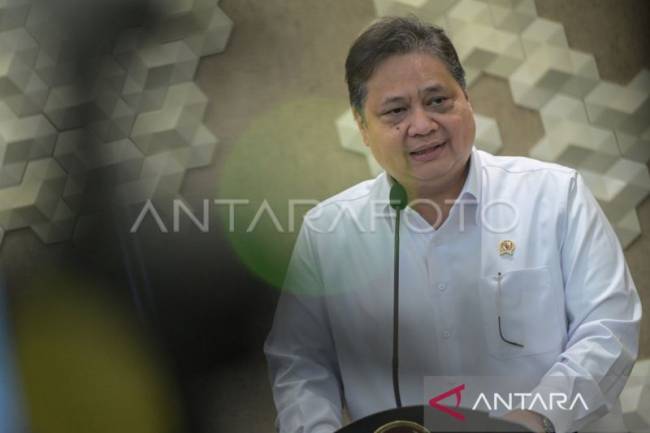 Menteri Koordinator (Menko) Bidang Perekonomian Airlangga Hartarto menyampaikan keterangan pers terkait pertumbuhan ekonomi Indonesia pada kuartal III-2024, di Kantor Kemeko Perekonomian, Jakarta, Selasa (5/11/2024). (ANTARA FOTO/Fauzan/nym)