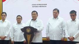 Presiden Prabowo Subianto saat mengumumkan kenaikan upah minimum nasional 2025 sebesar 6,5 persen di Kantor Presiden, Kompleks Istana Kepresidenan, Jakarta, Jumat (29/11/2024). (ANTARA/Andi Firdaus)