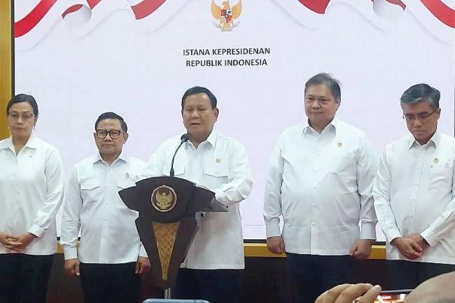 Presiden Prabowo Subianto saat mengumumkan kenaikan upah minimum nasional 2025 sebesar 6,5 persen di Kantor Presiden, Kompleks Istana Kepresidenan, Jakarta, Jumat (29/11/2024). (ANTARA/Andi Firdaus)