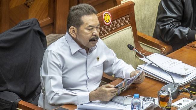 Jaksa Agung ST Burhanuddin menjawab pertanyaan anggota Komisi III DPR soal penetapan tersangka Tom Lembong di kasus impor gula. (ANTARA FOTO/MUHAMMAD ADIMAJA)