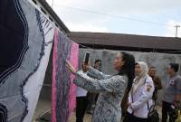 Wakil Ketua Komisi VII DPR RI Rahayu Saraswati Djojohadikusumo saat melihat produk kain Sasirangan dalam kunjungan kerja spesifik komisinya di Kota Banjarbaru, Kalsel, dalam rangka peninjauan IKM kain Sasirangan pada 13 November 2024. (ANTARA/HO-Humas DPR RI)