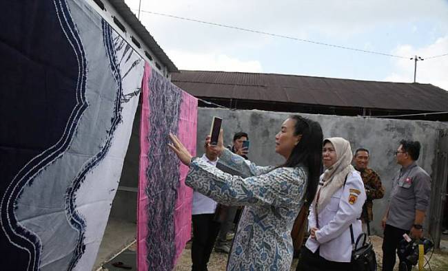 Wakil Ketua Komisi VII DPR RI Rahayu Saraswati Djojohadikusumo saat melihat produk kain Sasirangan dalam kunjungan kerja spesifik komisinya di Kota Banjarbaru, Kalsel, dalam rangka peninjauan IKM kain Sasirangan pada 13 November 2024. (ANTARA/HO-Humas DPR RI)