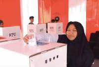 Salah seorang pemilih di Pilkada serentak 2024 saat mengikuti simulasi pemungutan suara dan perhitungan di TPS yang dilaksanakan KPU Banjarmasin, Kalsel di Halaman Taman Budaya Kalsel di Kota Banjarmasin, Rabu (13/11/2024) kemarin. (ANTARA/Sukarli)