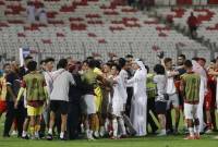 FIFA layangkan sanksi kepada manajer Timnas Indonesia Sumardji dan asisten pelatih Kim Jong Jin. (REUTERS/Hamad I Mohammed)