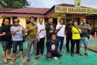 tersangka Oyen, (berjongkok), yang diamankan, Senin (4/11/2024). (SuarIndonesia/DO)
