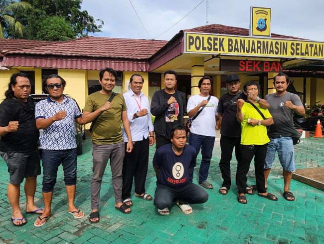 tersangka Oyen, (berjongkok), yang diamankan, Senin (4/11/2024). (SuarIndonesia/DO)