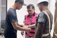 Mantan pejabat MA, Zarof Ricar (tengah) ditahan Kejagung usai ditetapkan jadi tersangka terkait suap vonis Ronald Tannur. (Foto: Istimewa)
