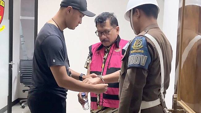Mantan pejabat MA, Zarof Ricar (tengah) ditahan Kejagung usai ditetapkan jadi tersangka terkait suap vonis Ronald Tannur. (Foto: Istimewa)