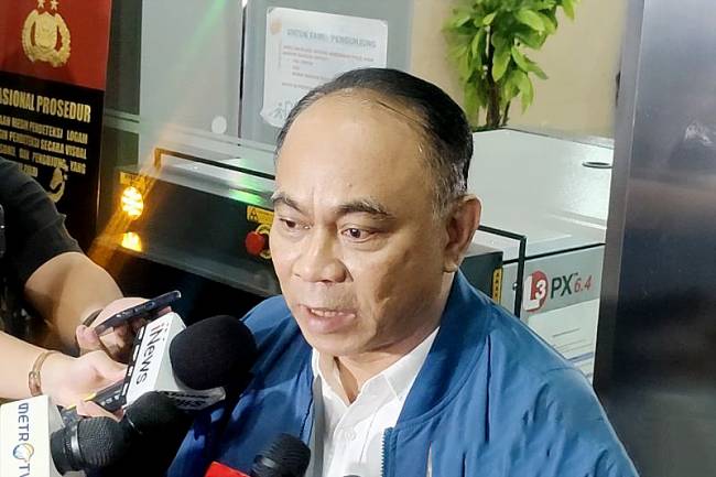 Mantan Menteri Komunikasi dan Informatika (Menkominfo) Budi Arie Setiadi berbicara kepada awak media di Gedung Bareskrim Polri, Jakarta, Kamis (19/12/2024) sore. (ANTARA/Nadia Putri Rahmani)