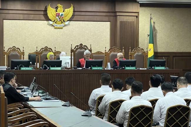 Sebanyak 15 terdakwa kasus dugaan pungutan liar (pungli) atau pemerasan kepada tahanan Rumah Tahanan (Rutan) Komisi Pemberantasan Korupsi (KPK) menjalani sidang pembacaan vonis di Pengadilan Tindak Pidana Korupsi Jakarta, Jumat (13/12/2024). (ANTARA/Putu Indah Savitri)
