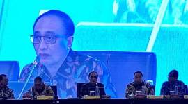 Ketua Mahkamah Agung Sunarto (tengah) memaparkan data kinerja lembaga saat Refleksi Akhir Tahun Mahkamah Agung Republik Indonesia di Balairung MA RI, Jakarta, Jumat (27/12/2024). (ANTARA/Fath Putra Mulya)