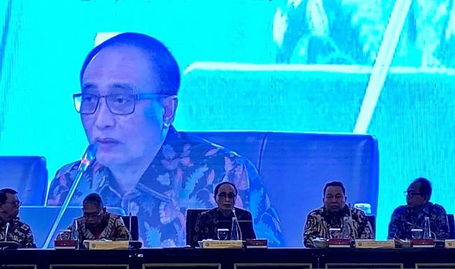 Ketua Mahkamah Agung Sunarto (tengah) memaparkan data kinerja lembaga saat Refleksi Akhir Tahun Mahkamah Agung Republik Indonesia di Balairung MA RI, Jakarta, Jumat (27/12/2024). (ANTARA/Fath Putra Mulya)