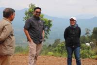 Wakil Menteri Kehutanan RI Sulaiman Umar Siddiq (tengah) dan Kepala Dinas Kehutanan Provinsi Kalsel, Fathimatuzzahra (kanan) di Taman Hutan Raya Sultan Adam di Kabupaten Banjar, Sabtu (28/12/2024) (SuarIndonesia/Ist)