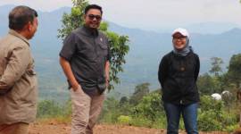 Wakil Menteri Kehutanan RI Sulaiman Umar Siddiq (tengah) dan Kepala Dinas Kehutanan Provinsi Kalsel, Fathimatuzzahra (kanan) di Taman Hutan Raya Sultan Adam di Kabupaten Banjar, Sabtu (28/12/2024) (SuarIndonesia/Ist)