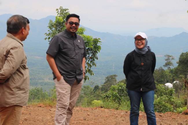 Wakil Menteri Kehutanan RI Sulaiman Umar Siddiq (tengah) dan Kepala Dinas Kehutanan Provinsi Kalsel, Fathimatuzzahra (kanan) di Taman Hutan Raya Sultan Adam di Kabupaten Banjar, Sabtu (28/12/2024) (SuarIndonesia/Ist)