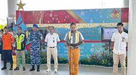 General Manager Bandara Syamsudin Noor Dony Subardono saat memimpin apel pendirian Posko Terpadu Angkutan Udara Libur Natal dan Tahun Baru di Banjarbaru, Selasa (17/12/2024). (ANTARA/Firman)
