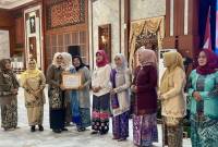Staf Ahli Gubernur Bidang Kemasyarakatan dan SDM Sekretariat Daerah (Setda) Kalsel Husnul Hatimah (ketiga kiri) menyerahkan penghargaan kepada Wakil Ketua TP PKK Kabupaten HST Fauziah Hasby Mansyah Sabri bersama saat acara puncak Hari Ibu ke-96 di Gedung Mahligai Pancasila Banjarmasin, Kalimantan Selatan, Rabu (18/12/2024). (ANTARA/HO-Pemkab HST)