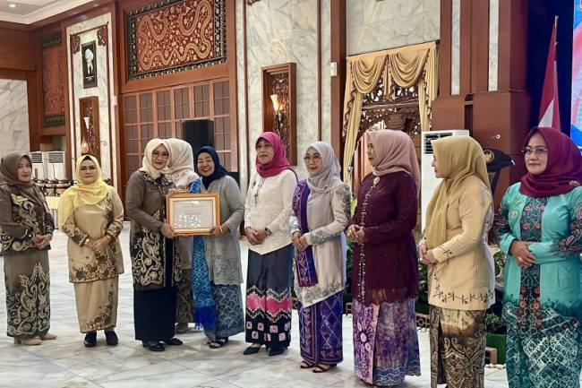 Staf Ahli Gubernur Bidang Kemasyarakatan dan SDM Sekretariat Daerah (Setda) Kalsel Husnul Hatimah (ketiga kiri) menyerahkan penghargaan kepada Wakil Ketua TP PKK Kabupaten HST Fauziah Hasby Mansyah Sabri bersama saat acara puncak Hari Ibu ke-96 di Gedung Mahligai Pancasila Banjarmasin, Kalimantan Selatan, Rabu (18/12/2024). (ANTARA/HO-Pemkab HST)