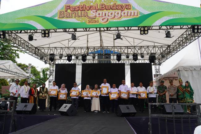 Penyerahan penghargaan kepada 10 inovasi terbaik dalam Bailang 2024 - Foto :Mc.Balangan