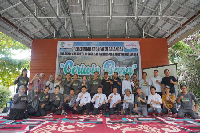  Foto bersama usai kegiatan Ceriwis Bang di Wisata Pasar Budaya Racah Mampulang, Desa Balida, Paringin, Rabu (2/10/2024). - Foto : Mc.Balangan
