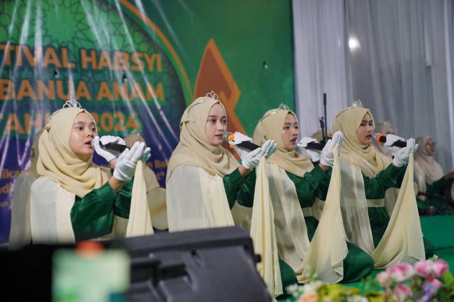 Penampilan salah satu grup pada Festival Habsyi se-Banua Anam.-Foto:Mc.Balangan