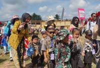 Anak-anak PAUD bersemangat merayakan Hari Pahlawan dengan kostum pahlawan di Karnaval Balangan.

