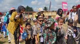 Anak-anak PAUD bersemangat merayakan Hari Pahlawan dengan kostum pahlawan di Karnaval Balangan.

