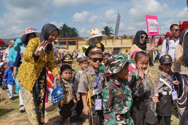 Anak-anak PAUD bersemangat merayakan Hari Pahlawan dengan kostum pahlawan di Karnaval Balangan.

