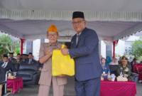 Sekda Balangan serahkan tali asih dan souvenir bagi Veteran di Kabupaten Balangan